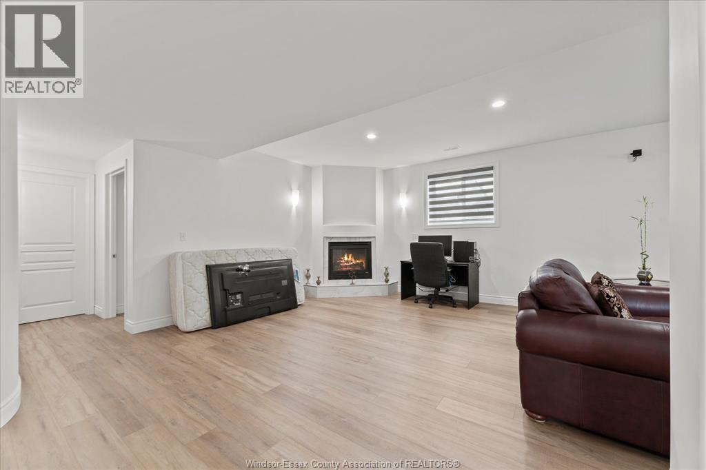 144 MECONI COURT - 28