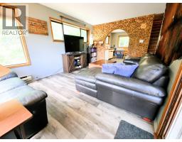 Family room - 1525 Highway 3 / 95 Highway, Yahk, BC V0B2P0 Photo 7
