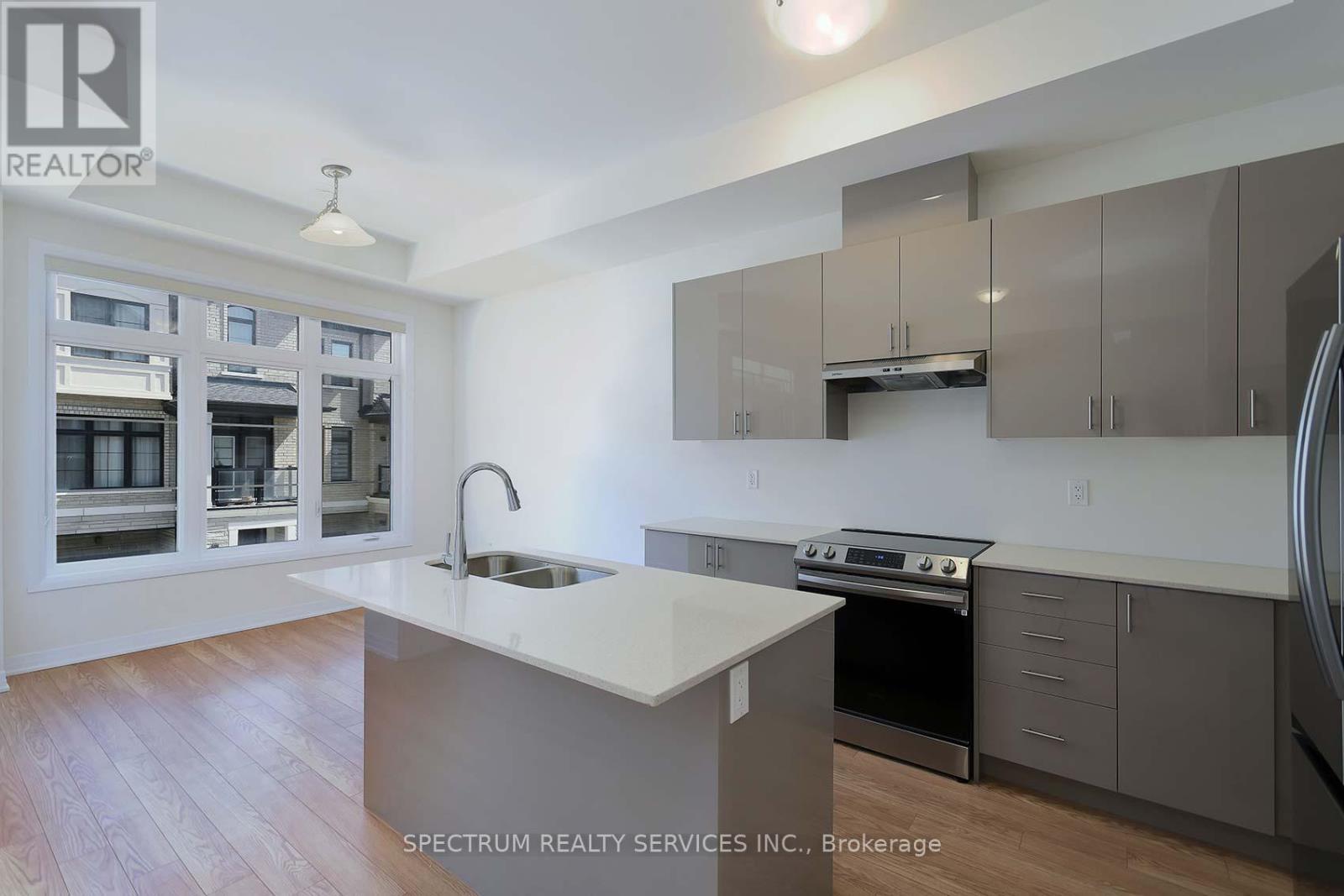 176 DE LA ROCHE DRIVE - 11