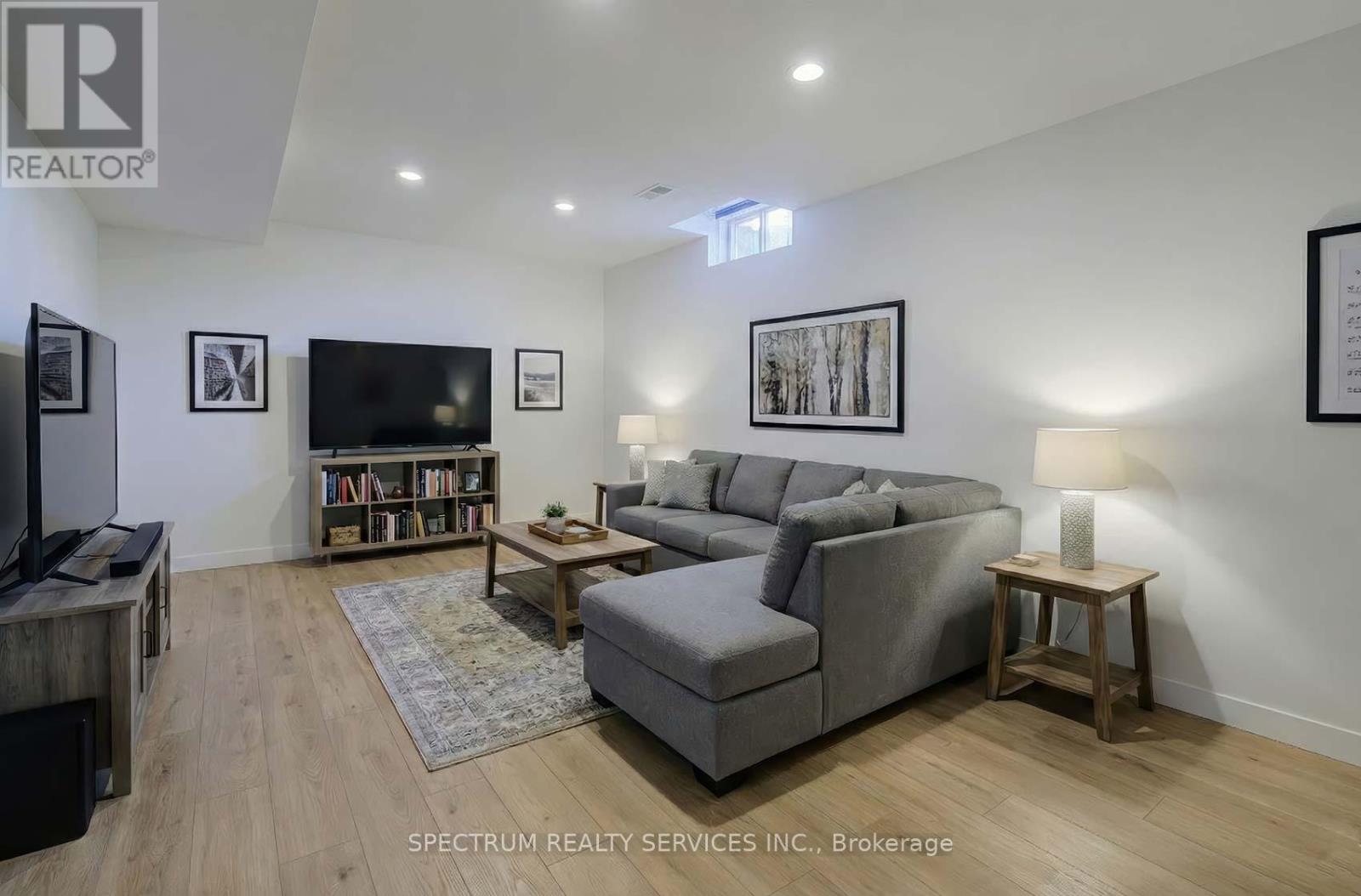 176 DE LA ROCHE DRIVE - 38