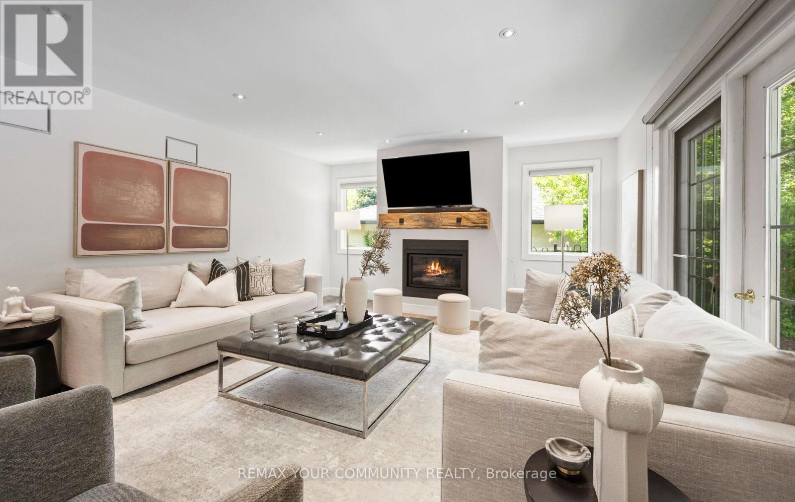 24 HAWTHORNE LANE - 13