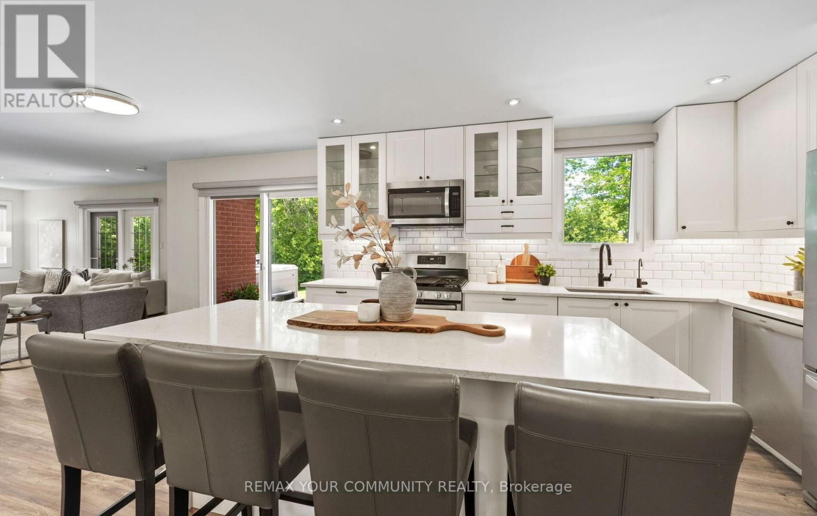 24 HAWTHORNE LANE - 17