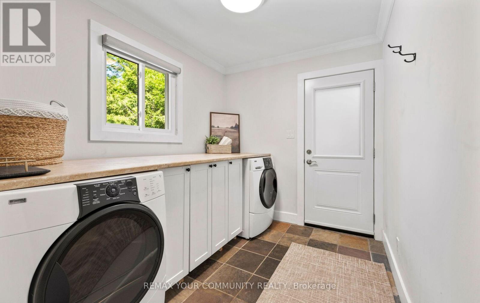 24 HAWTHORNE LANE - 20
