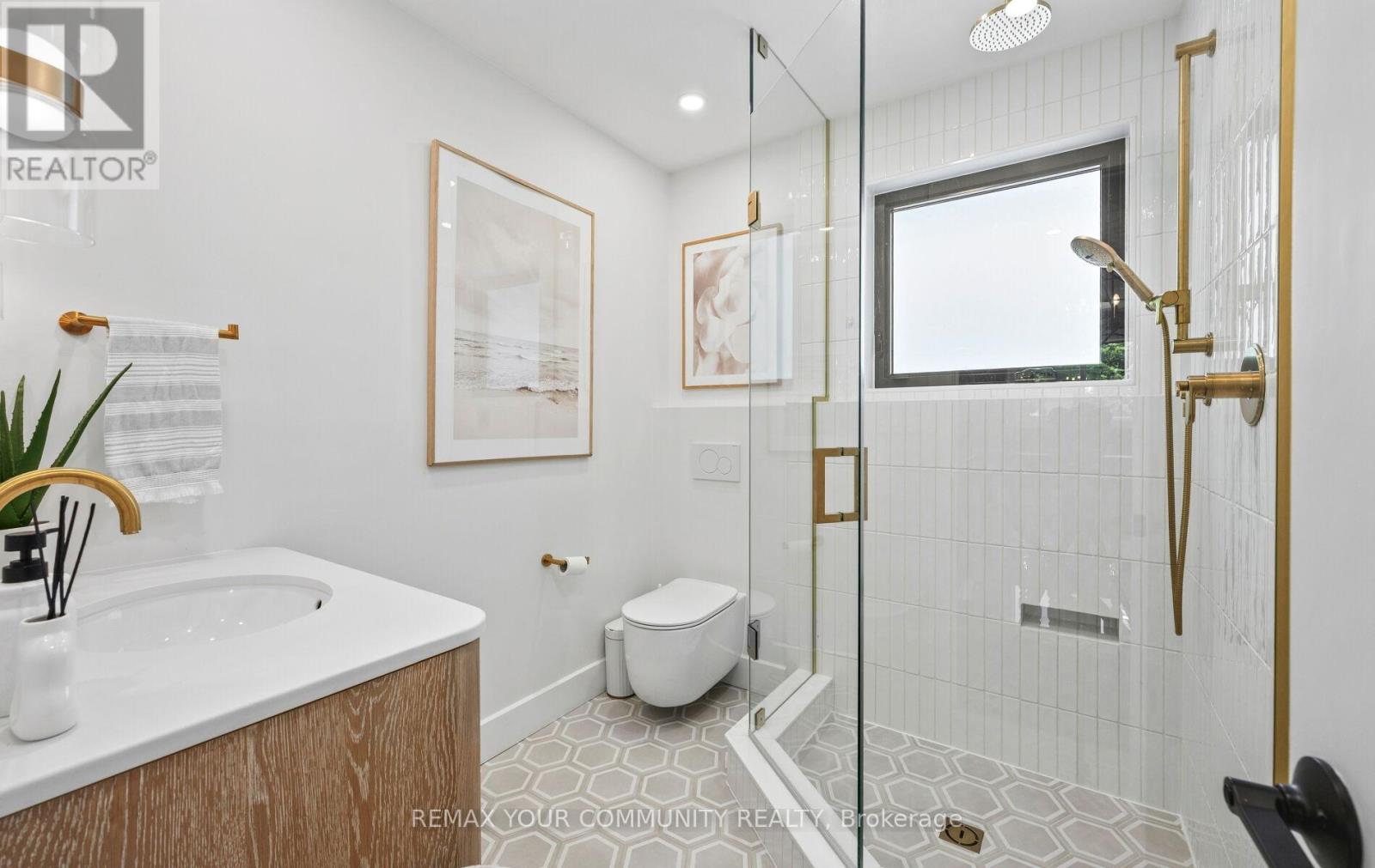 24 HAWTHORNE LANE - 30