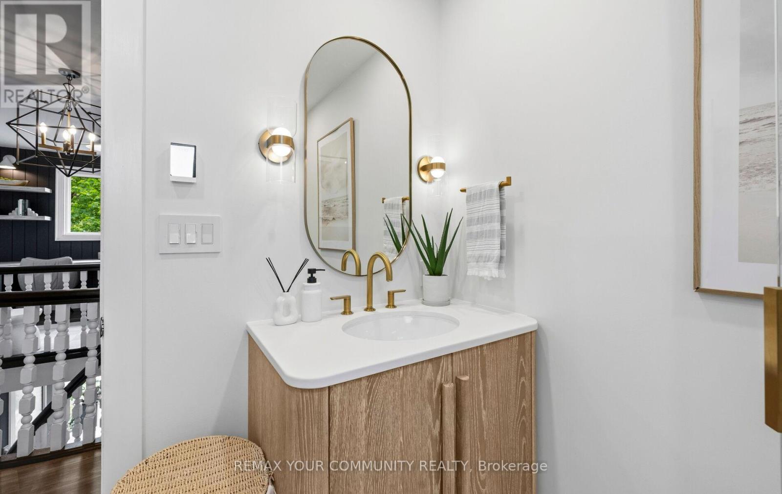 24 HAWTHORNE LANE - 31