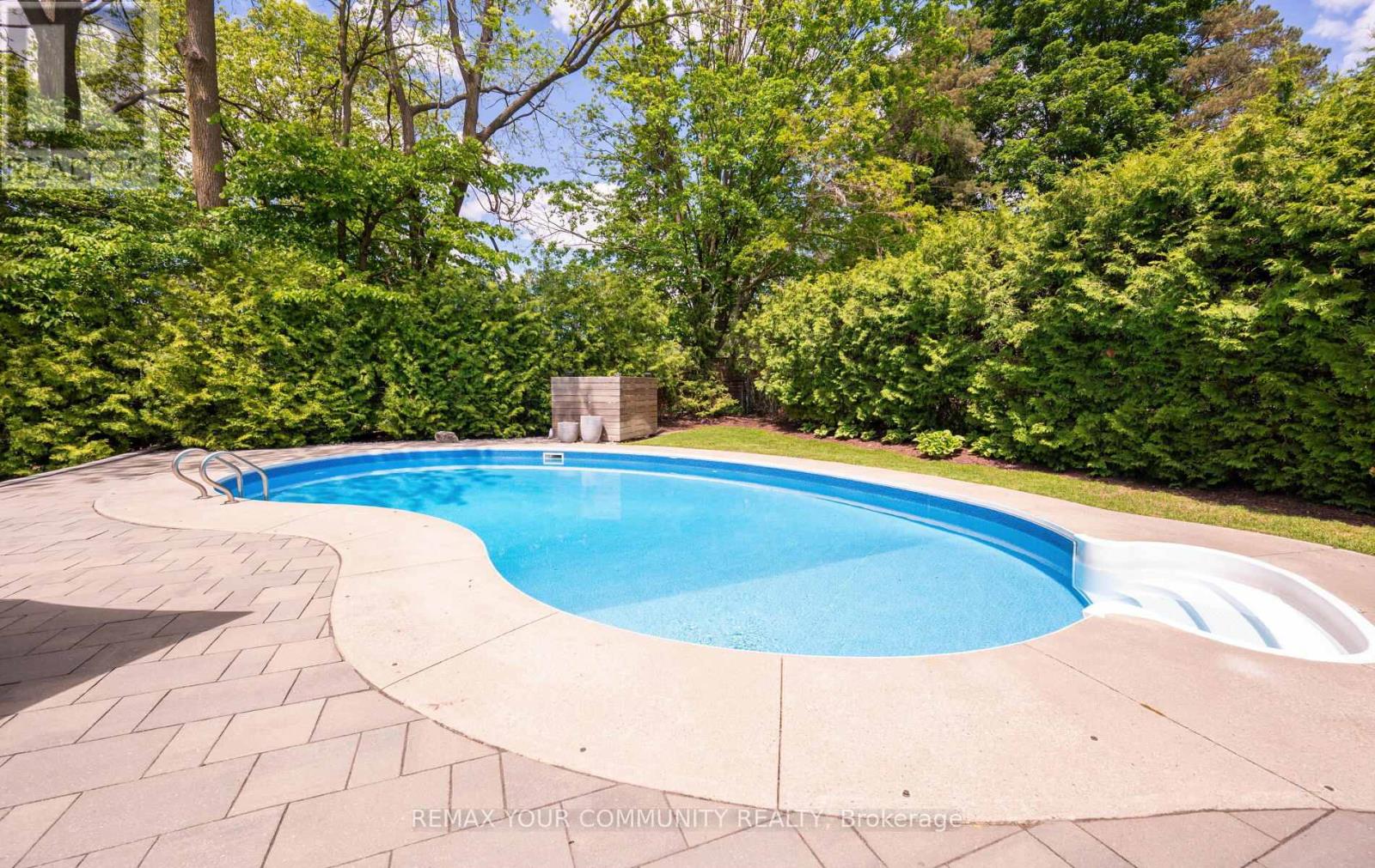 24 HAWTHORNE LANE - 48