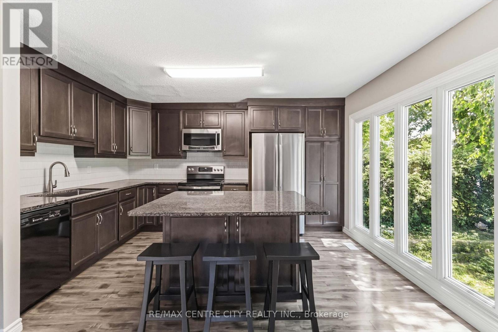132 TOULON CRESCENT - 15