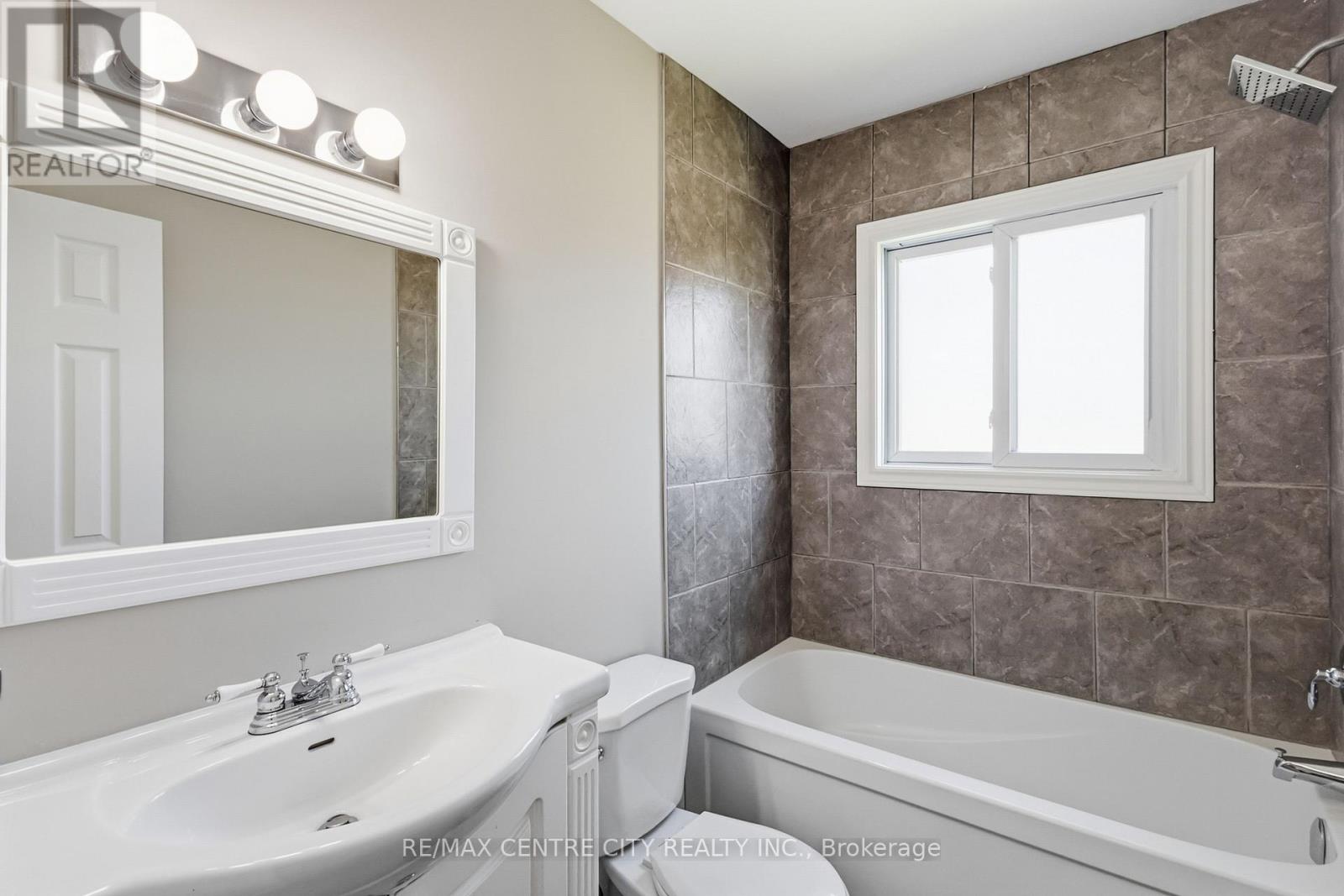 132 TOULON CRESCENT - 19