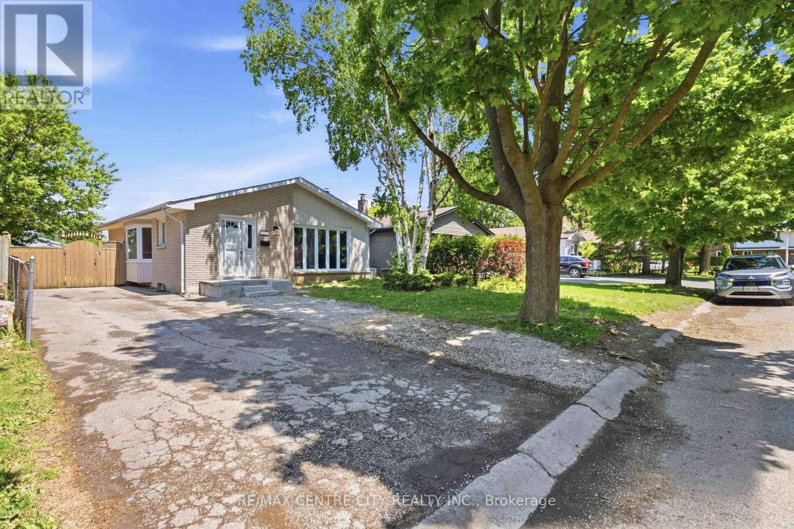 132 TOULON CRESCENT - 4