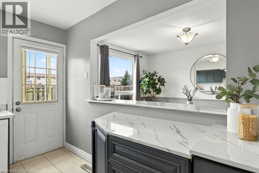 #4 1350 LIMERIDGE Road E - 11