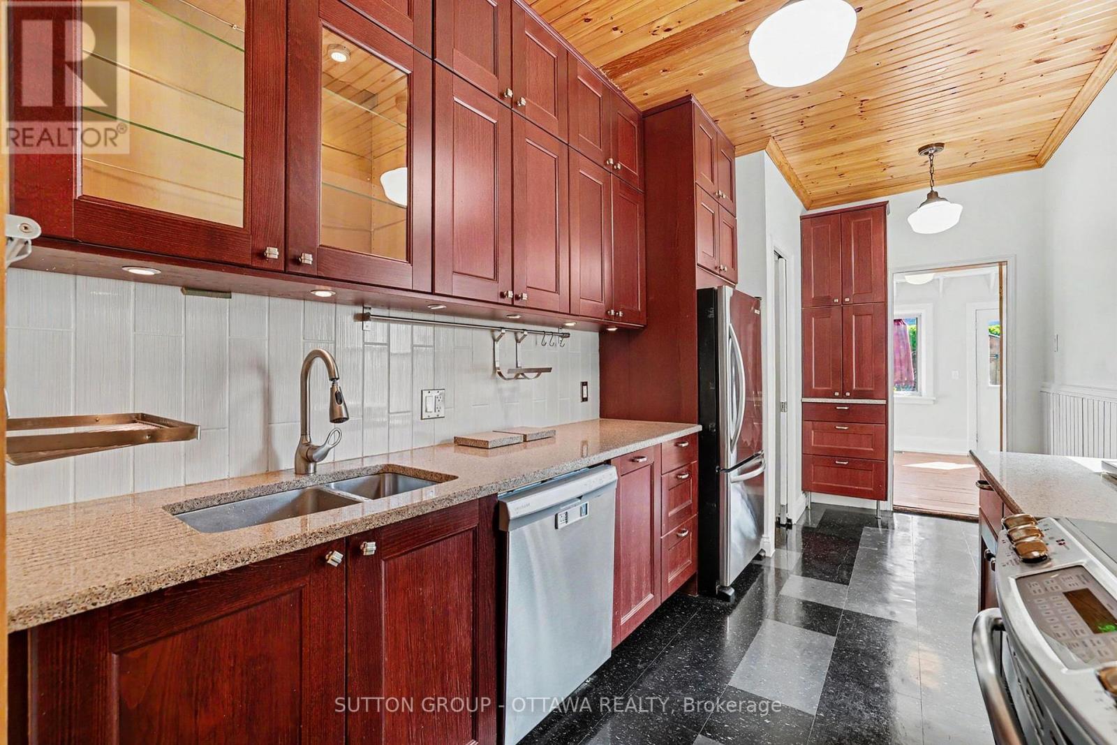 279 CAMBRIDGE STREET N - 7