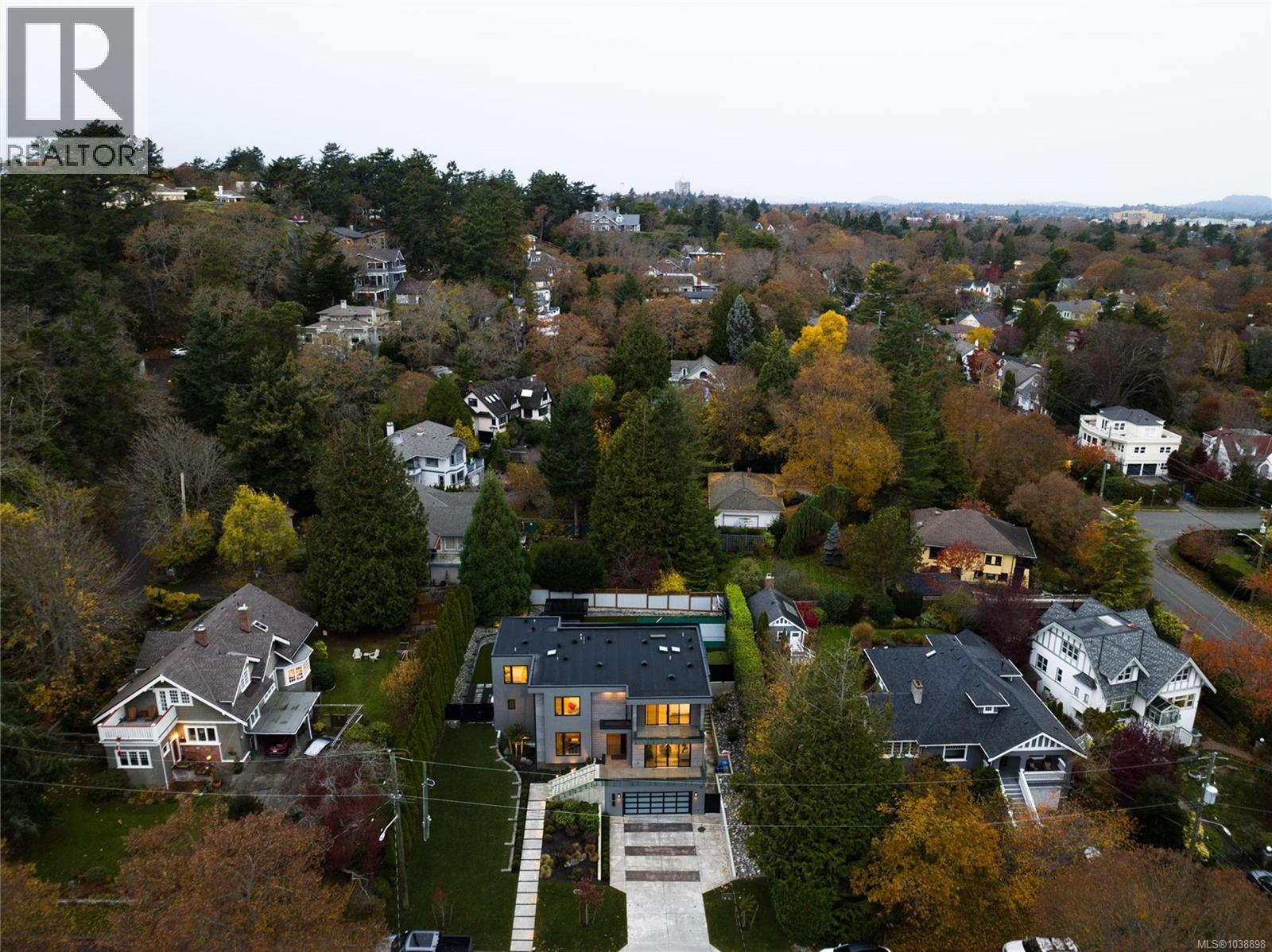  374 Sunset Avenue, Oak Bay