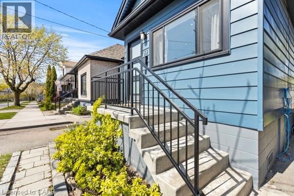 33 HUXLEY Avenue N - Image 2