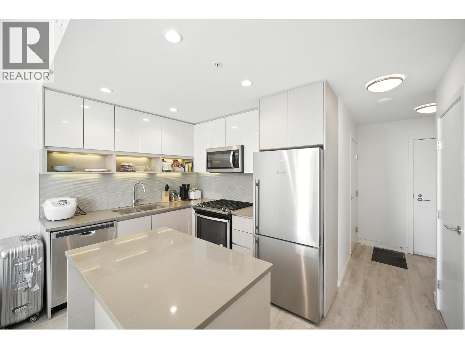 4xx 8850 UNIVERSITY CRESCENT, Burnaby