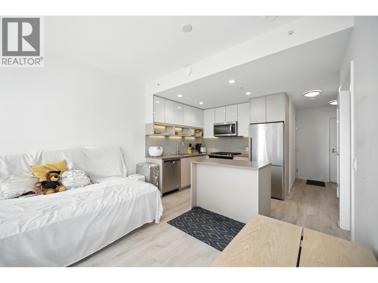 4xx 8850 UNIVERSITY CRESCENT, Burnaby