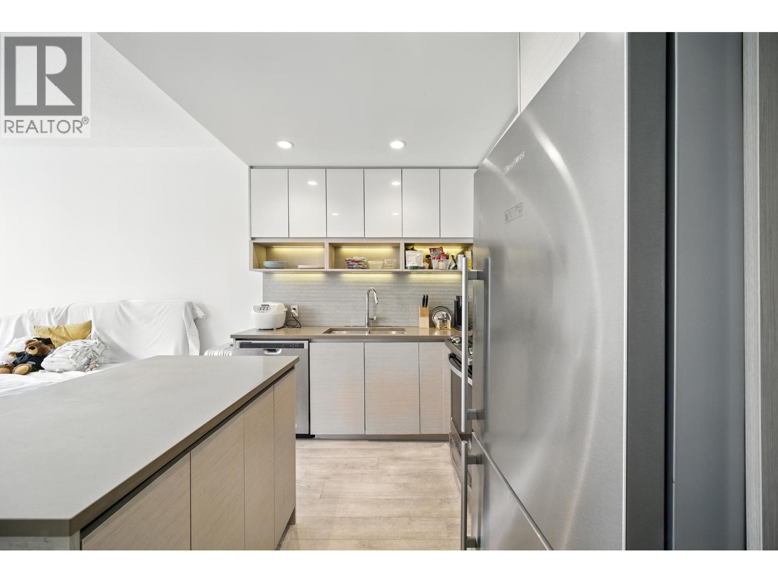 4xx 8850 UNIVERSITY CRESCENT, Burnaby