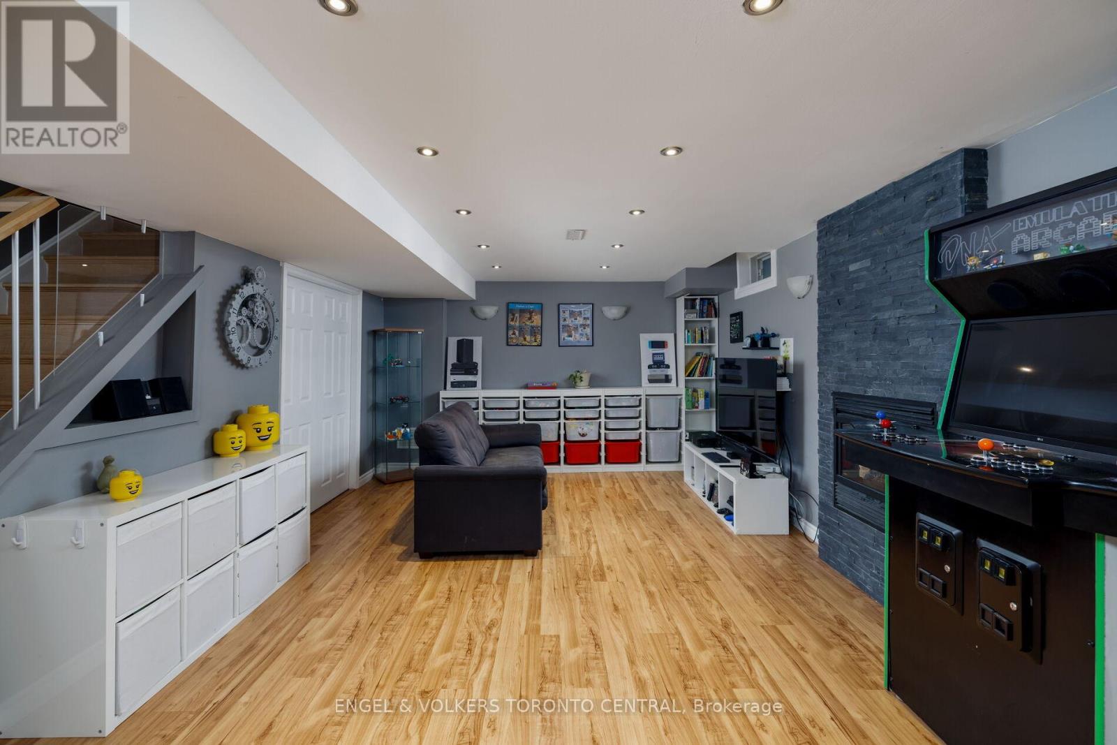 337 KIRKVALLEY CRESCENT - 34