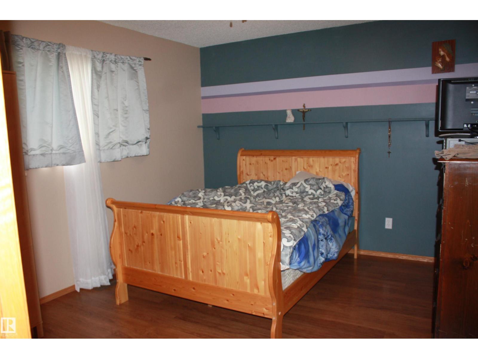 5219 49 ST - 24