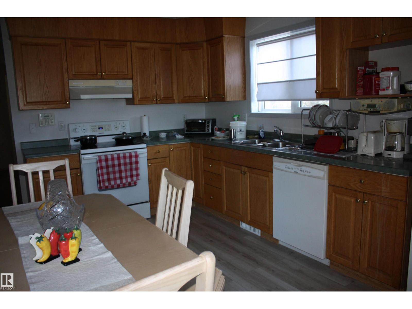 5219 49 ST - 44