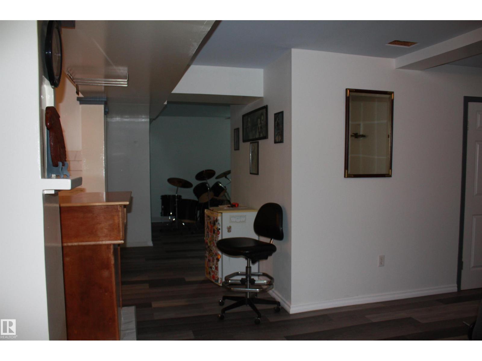 5219 49 ST - 36