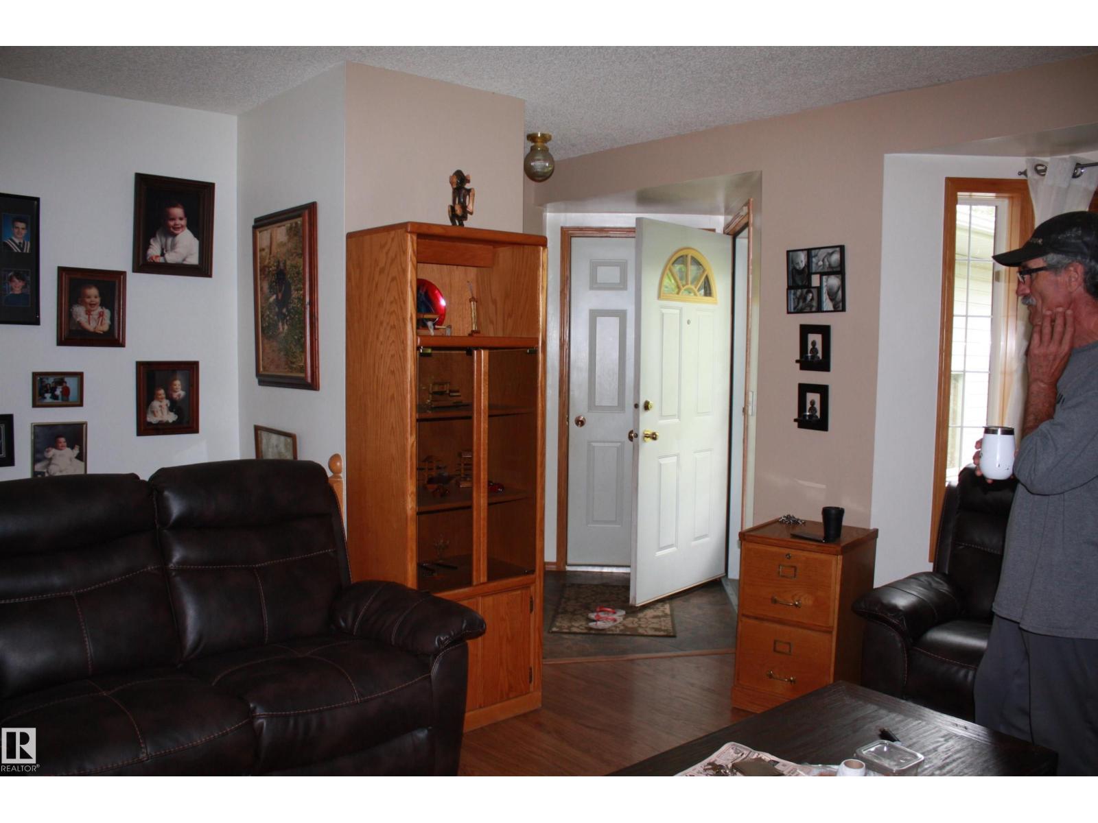 5219 49 ST - 22