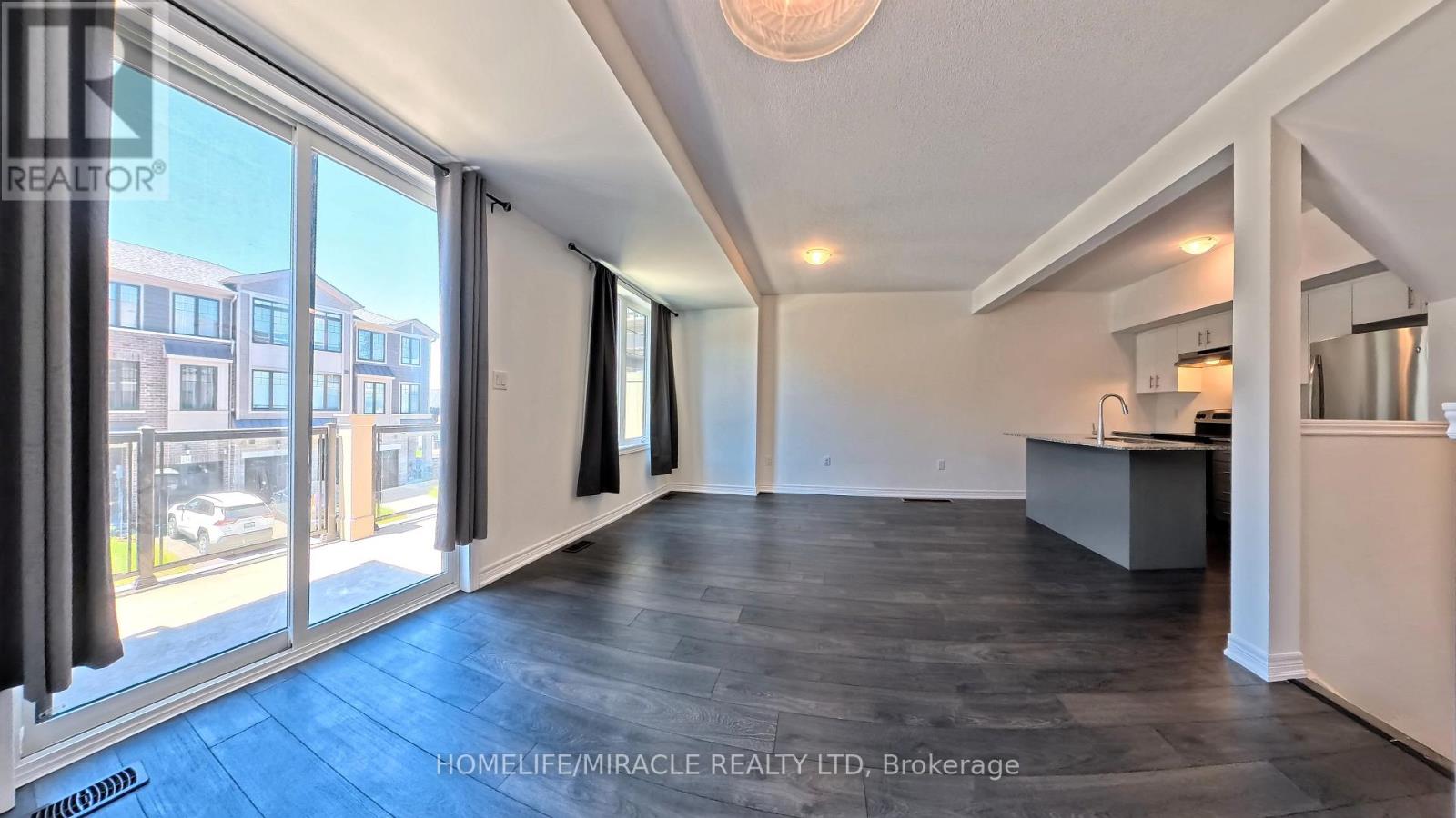 #129 10 BIRMINGHAM DRIVE - 32
