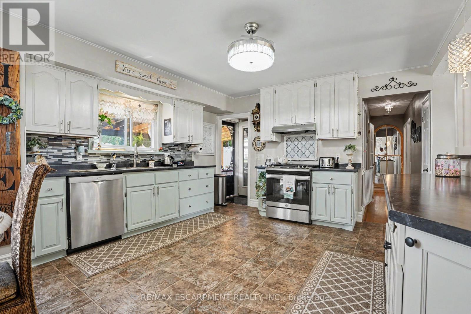 52 LORNE AVENUE - 6