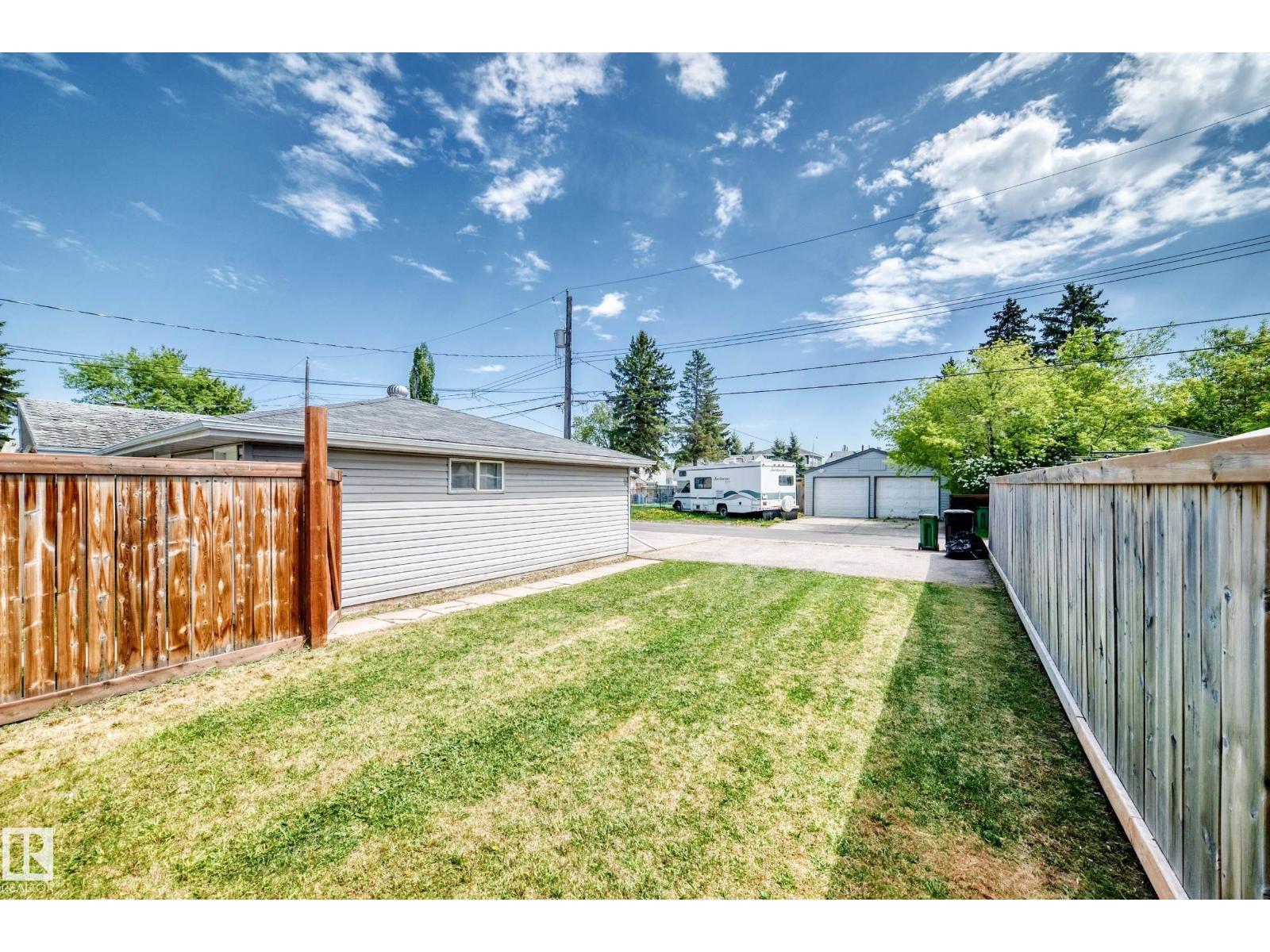 10521 163 ST NW - 47