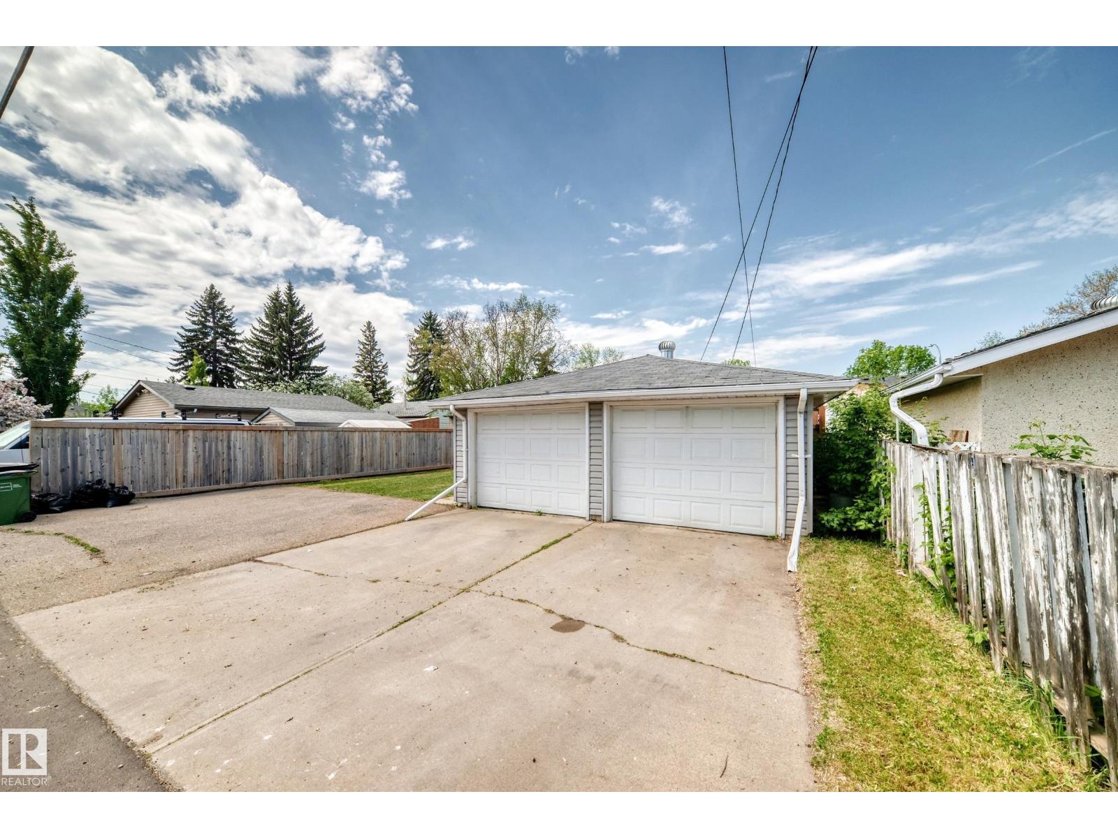 10521 163 ST NW - 51