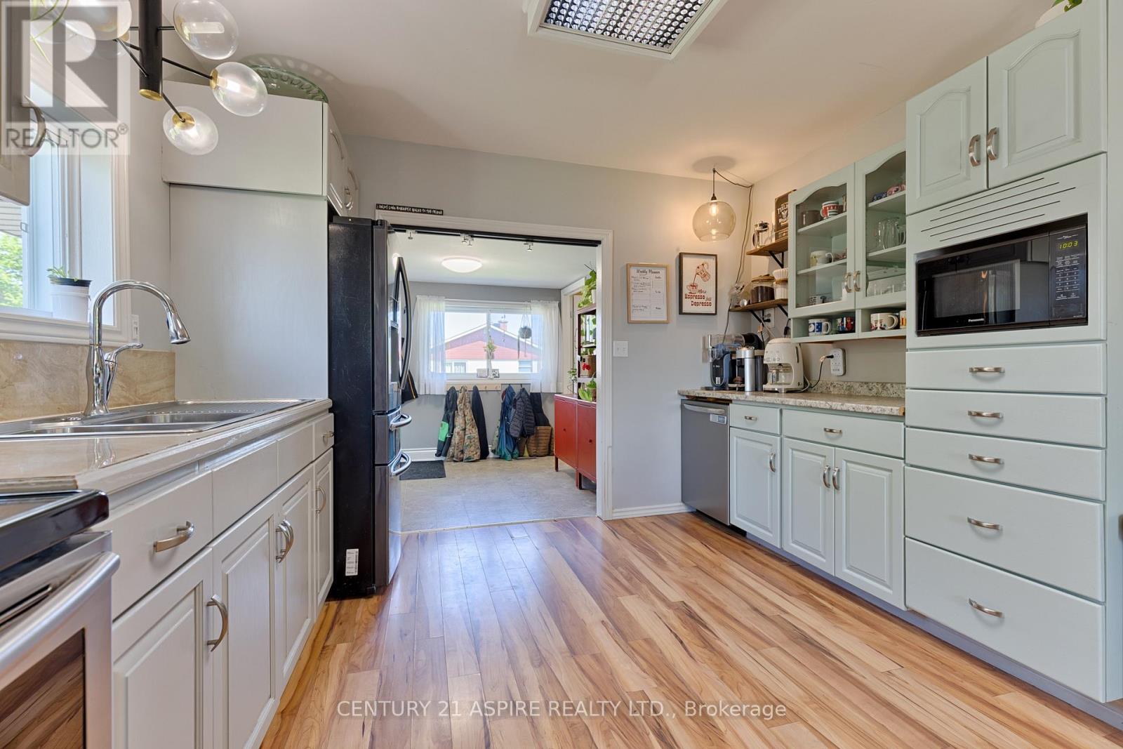 509 ROY STREET E - 16