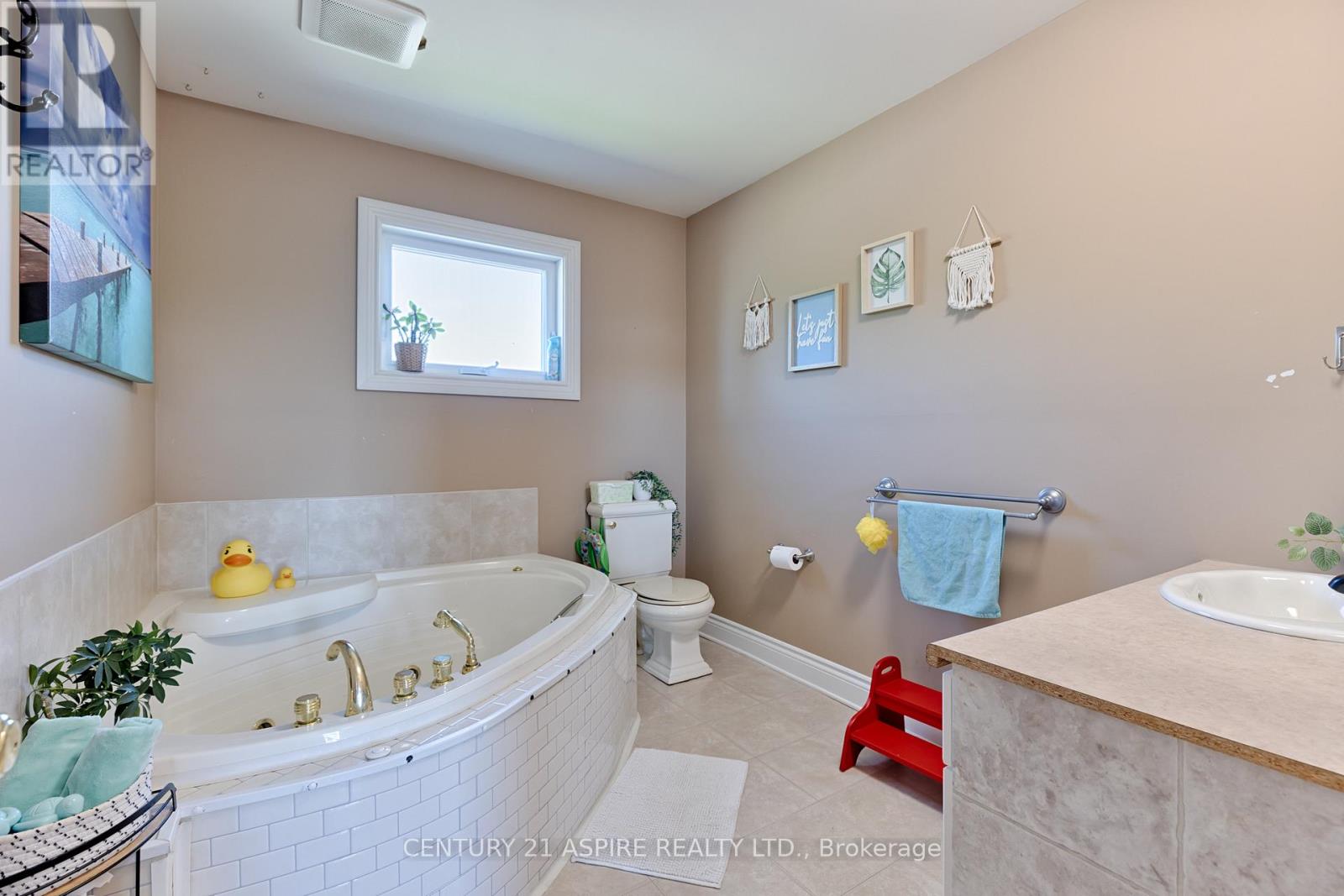 509 ROY STREET E - 38