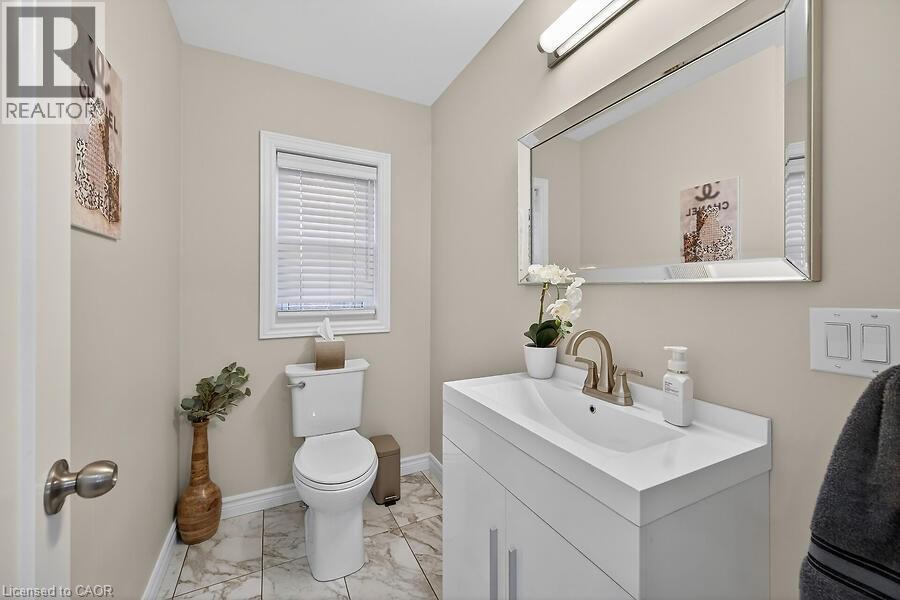 109 RAY Street N - 22