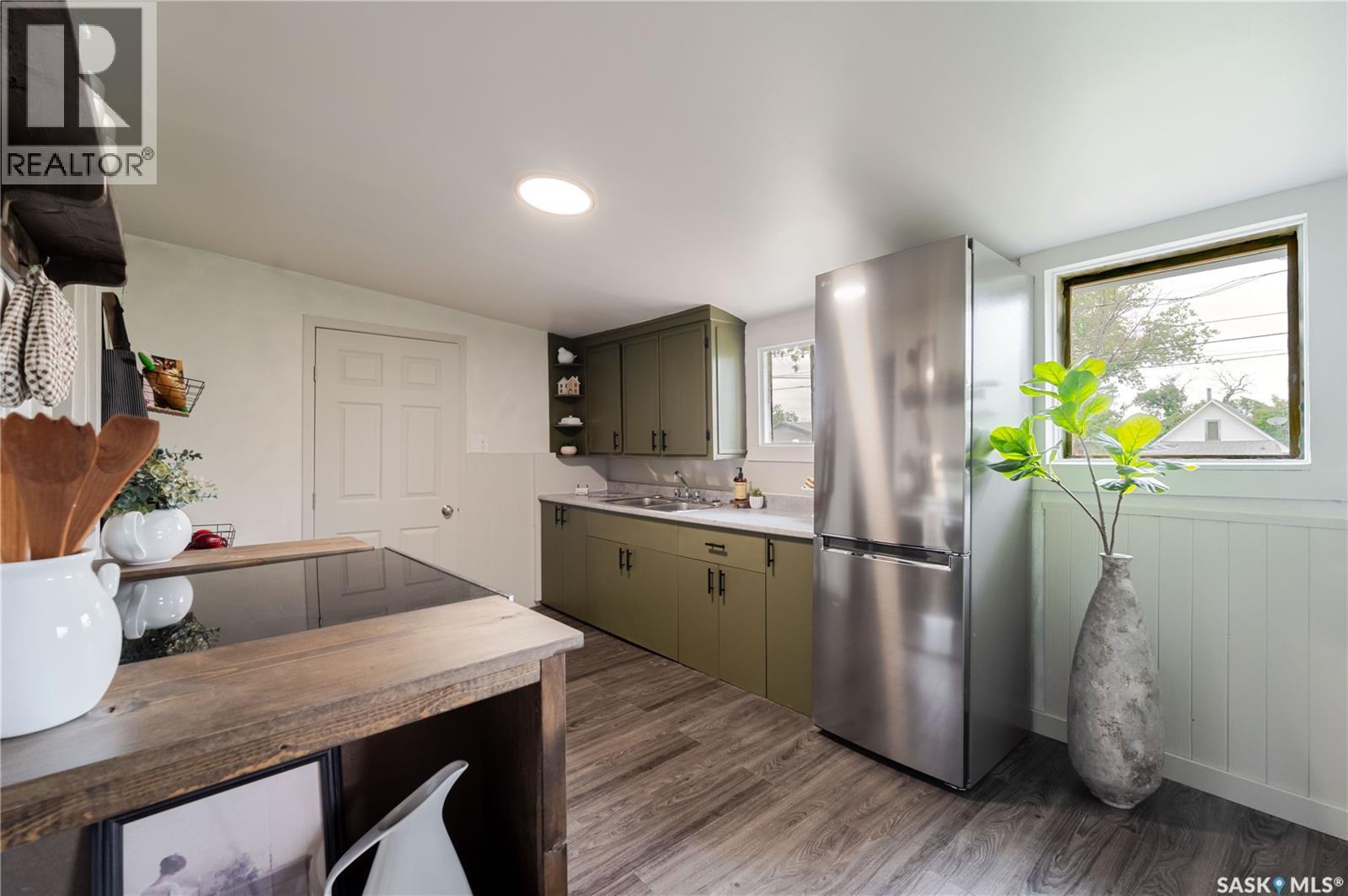 1102 IROQUOIS STREET W - 5