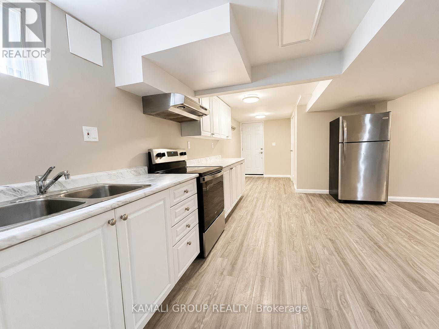 Large Eat-In Kitchen