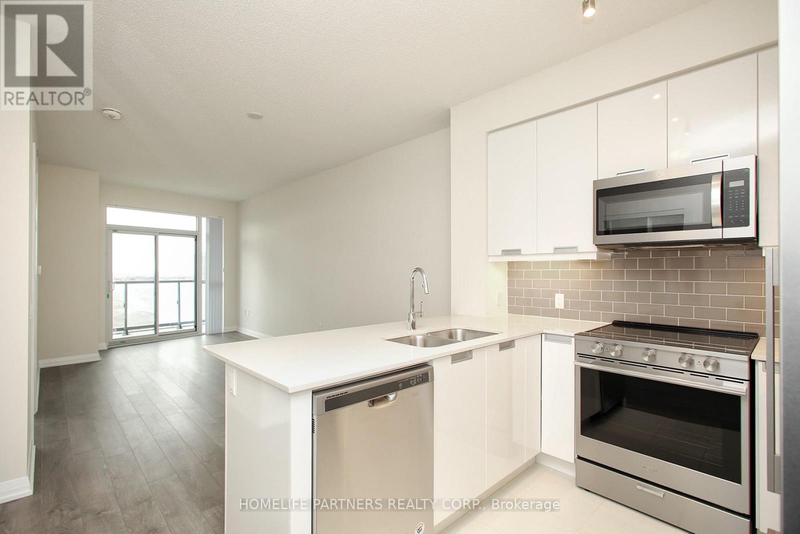 #720 35 WATERGARDEN DRIVE - 8