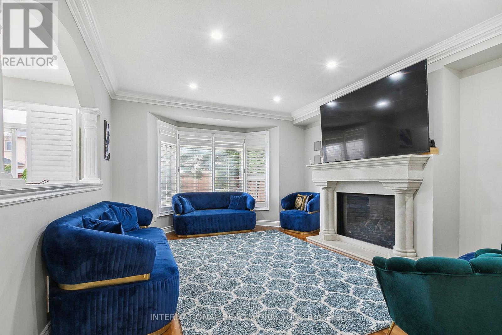 8 REDWILLOW ROAD W - 10