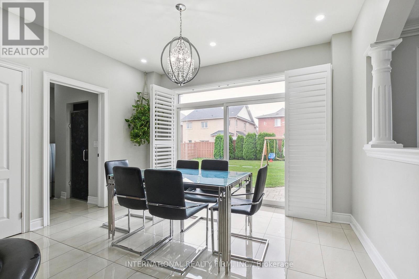 8 REDWILLOW ROAD W - 15