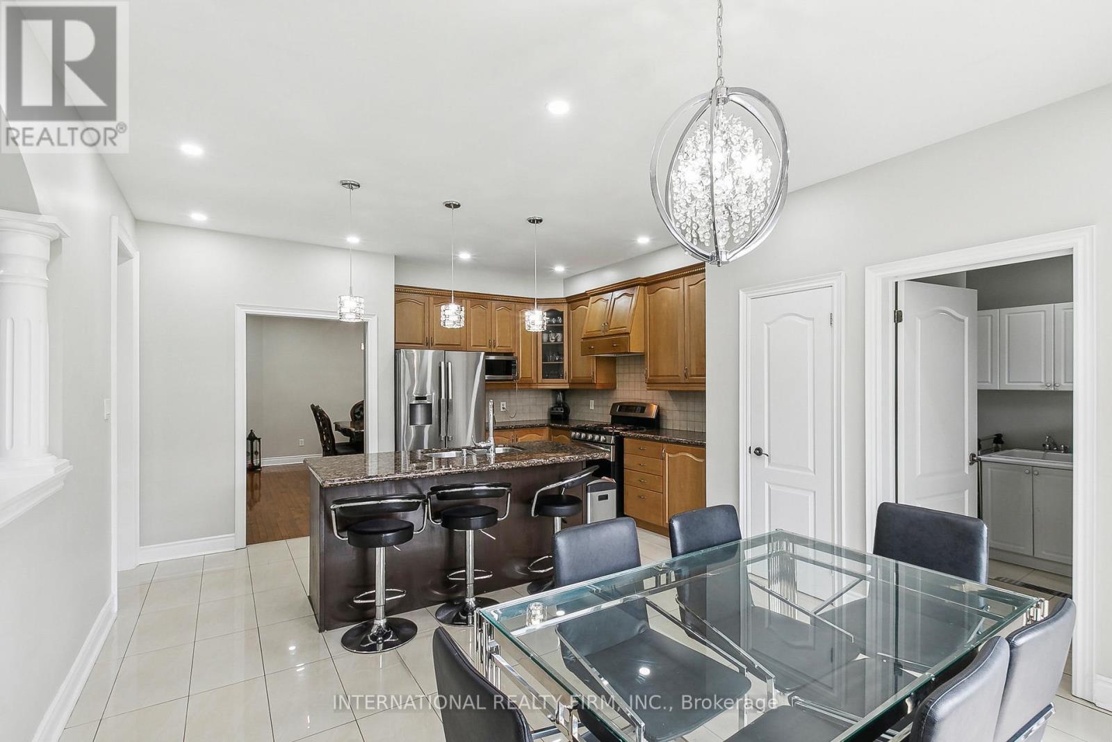 8 REDWILLOW ROAD W - 16