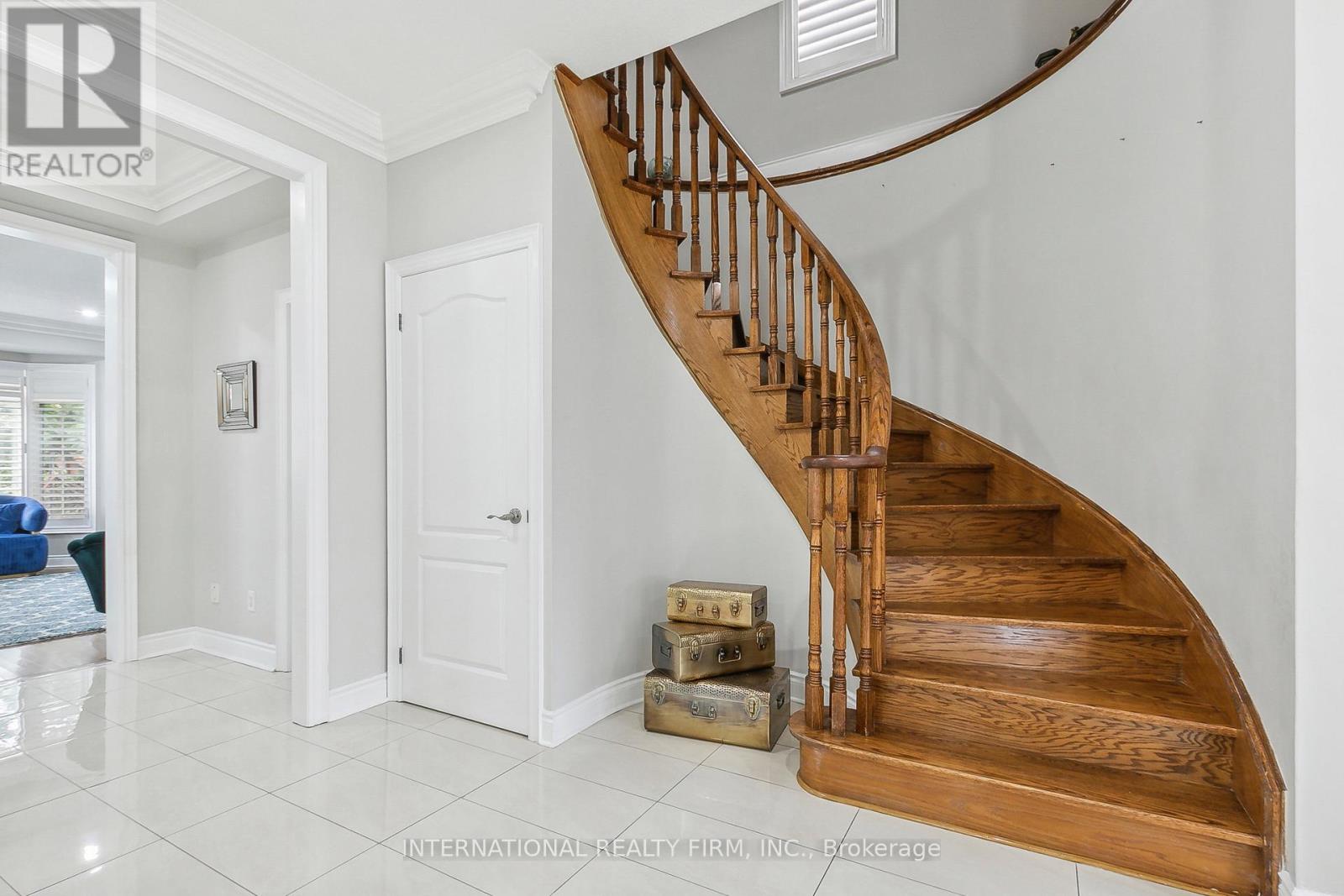 8 REDWILLOW ROAD W - 18