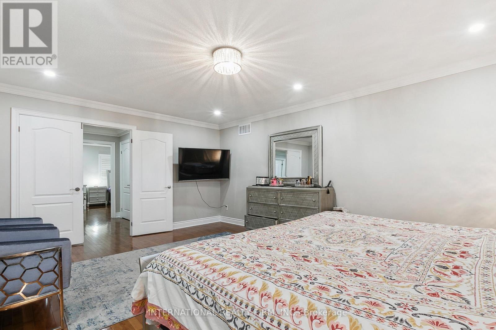 8 REDWILLOW ROAD W - 20