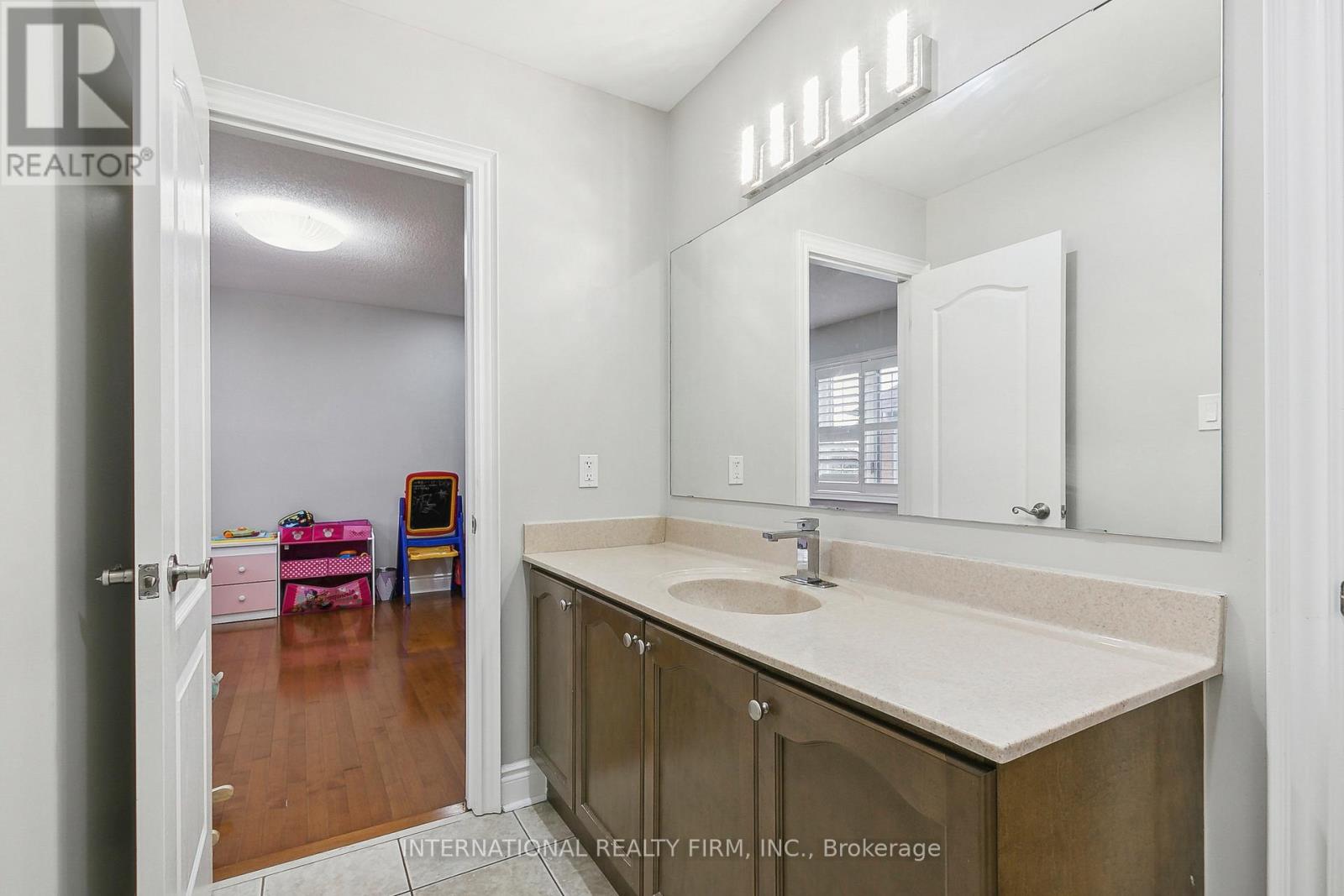 8 REDWILLOW ROAD W - 23