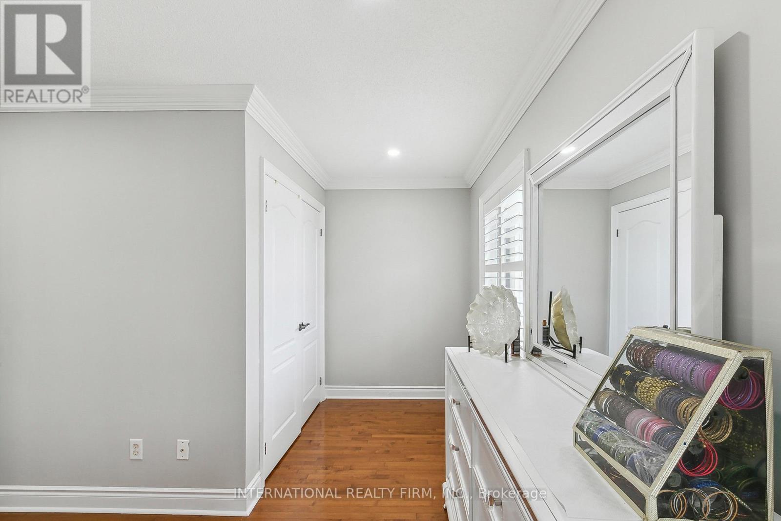 8 REDWILLOW ROAD W - 27