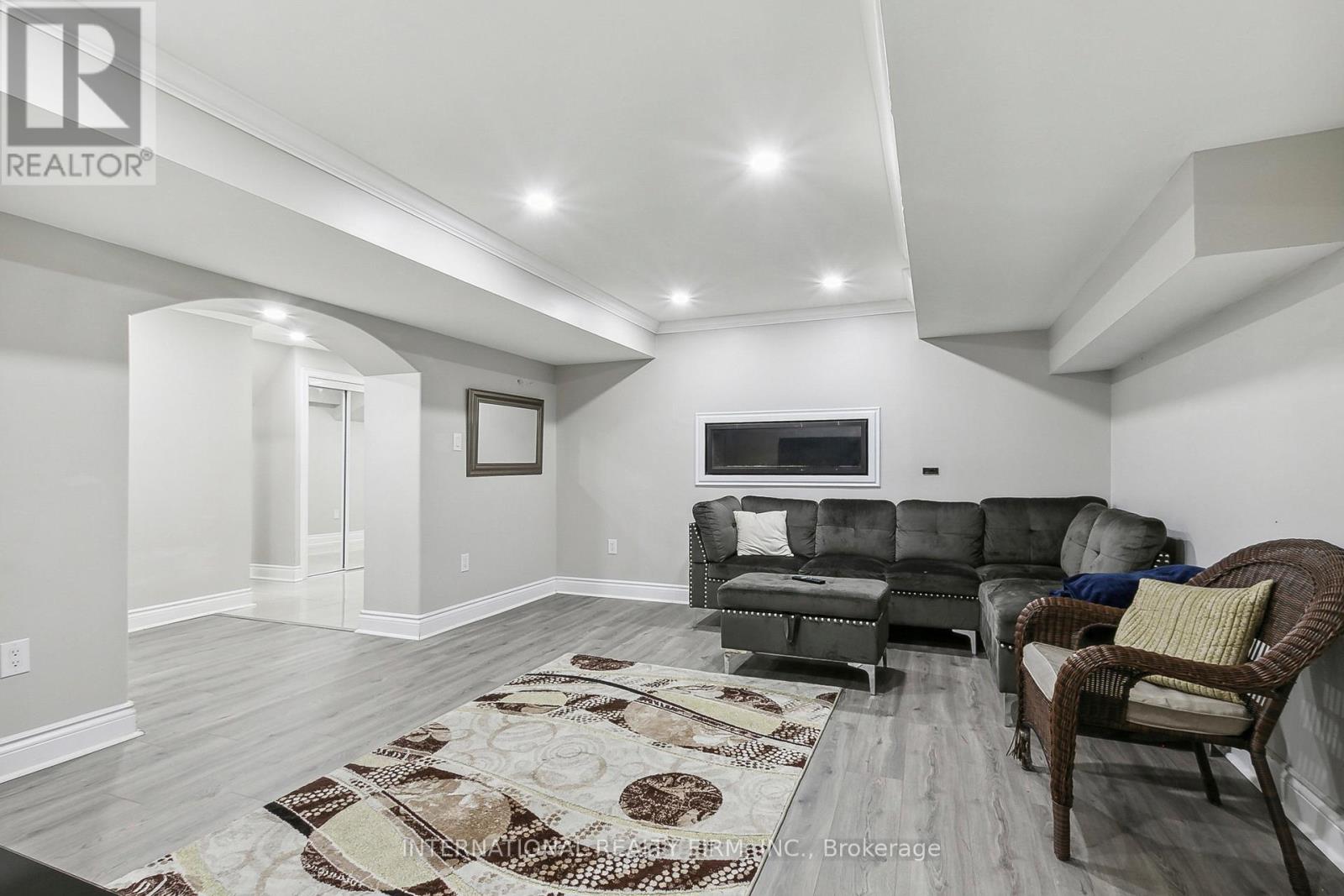 8 REDWILLOW ROAD W - 31