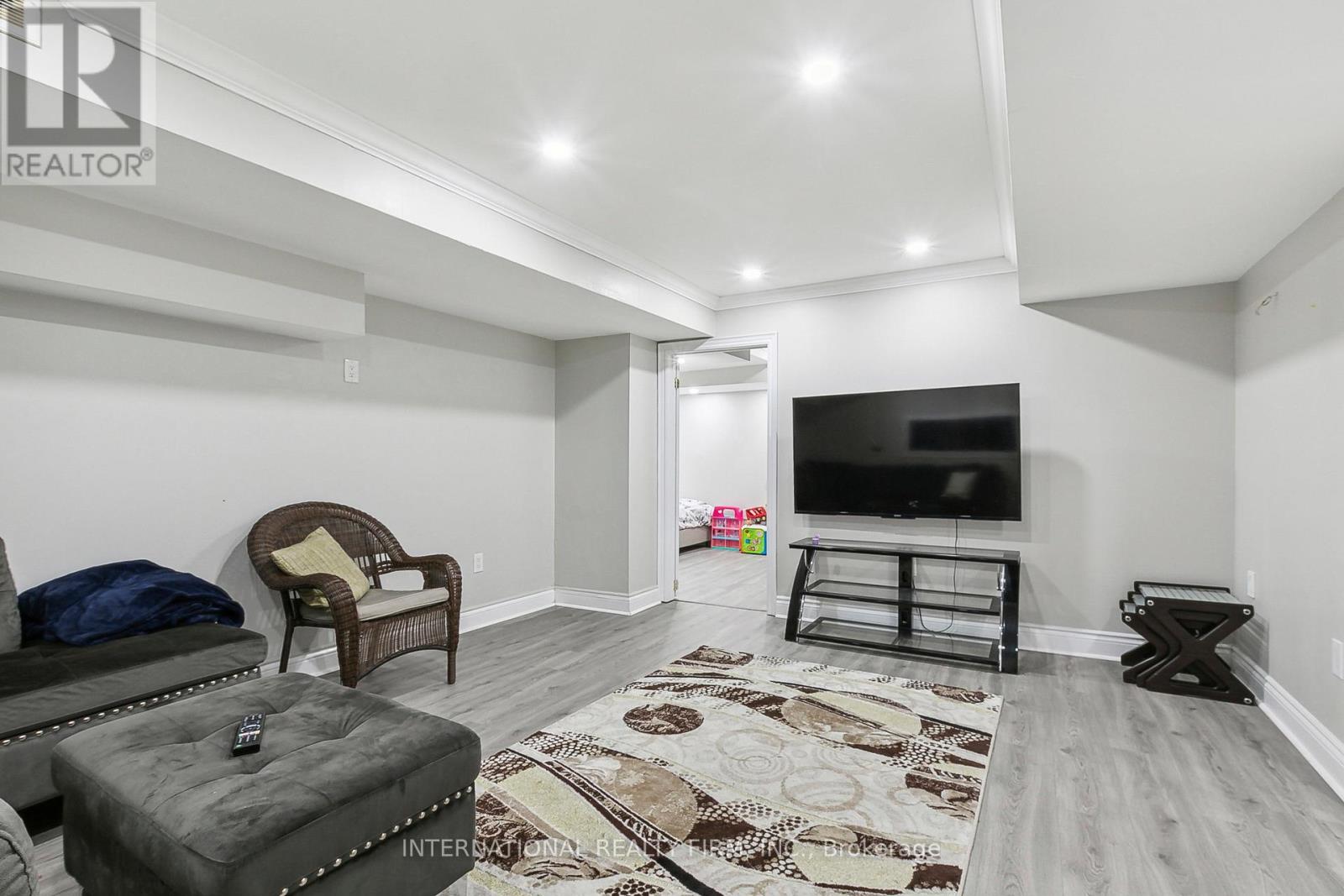 8 REDWILLOW ROAD W - 32