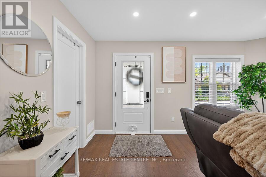 109 RAY STREET N - 6