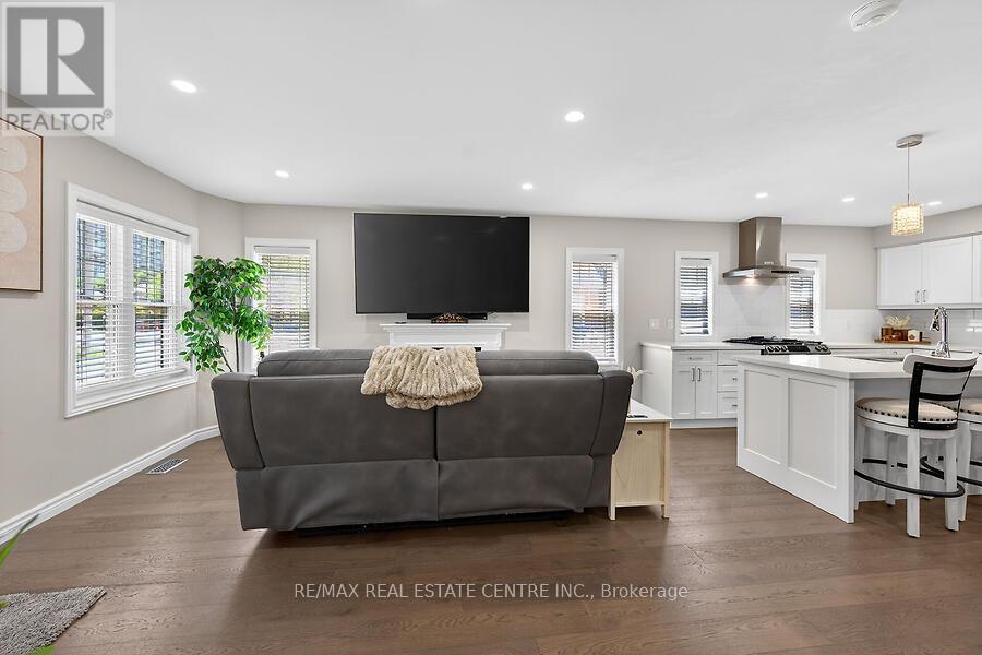 109 RAY STREET N - 7