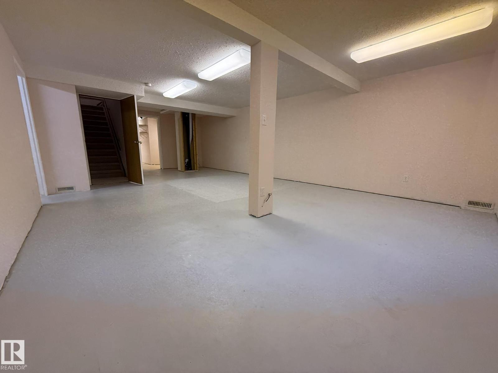 #102 4610 50 AV — photo 33