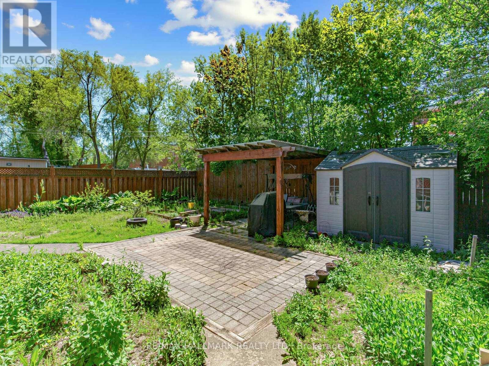 34 GREYLAWN CRESCENT - 32