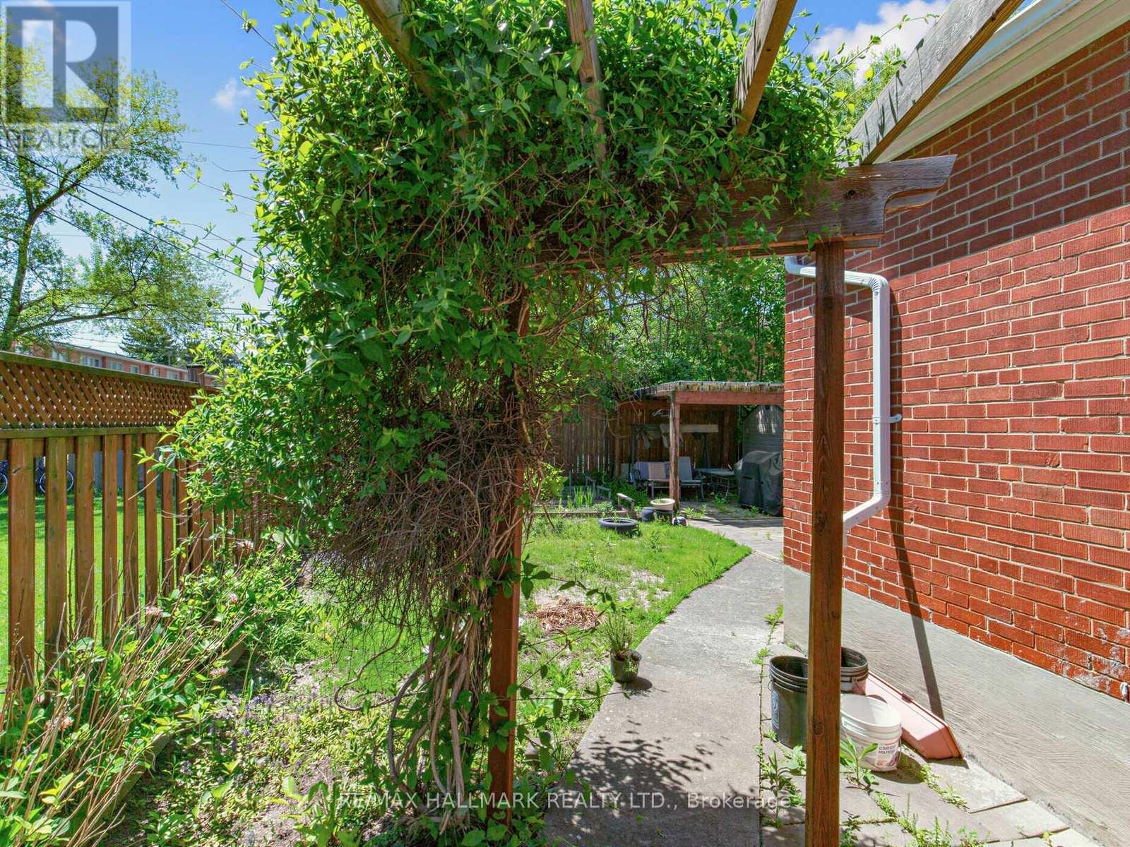 34 GREYLAWN CRESCENT - 29