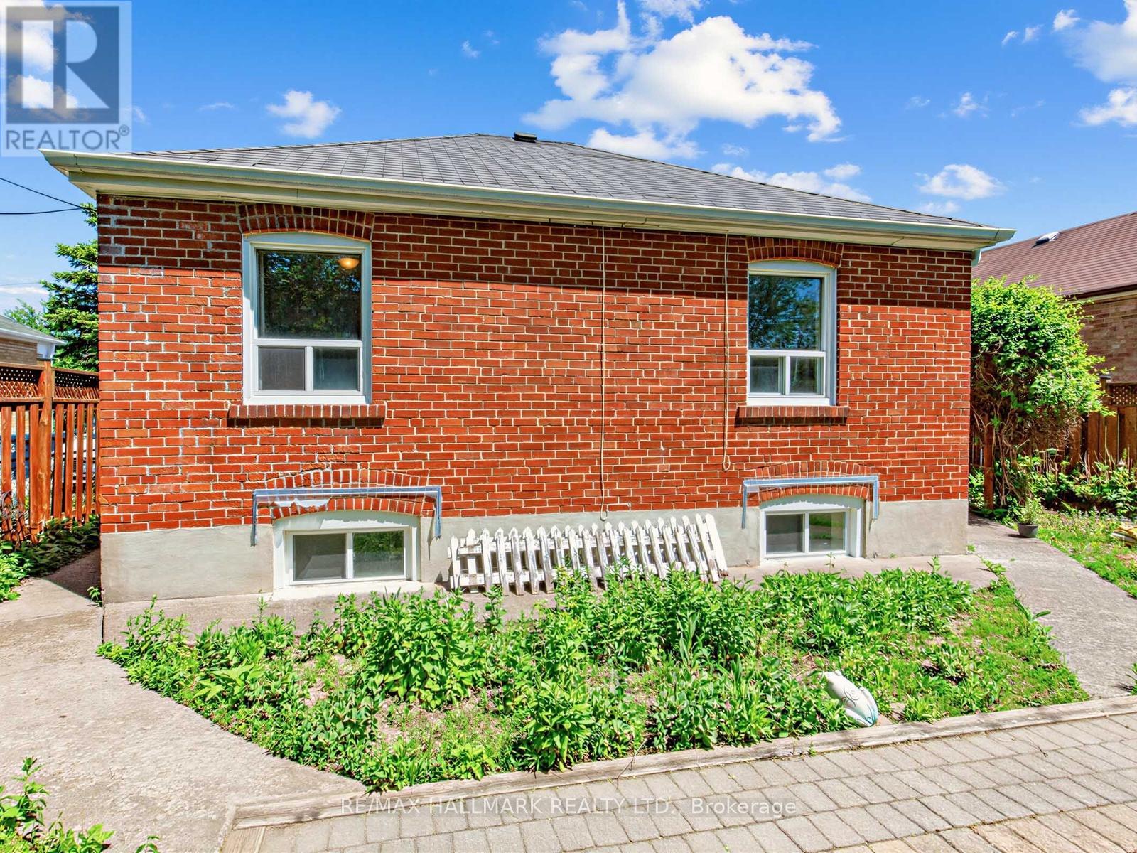 34 GREYLAWN CRESCENT - 33